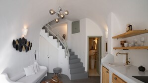 Eine moderne Küche mit weißen Schränken, einer Holz Arbeitsplatte und einer integrierten Spüle.