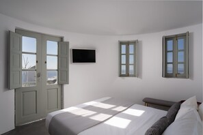 3 makuuhuonetta, työpöytä, äänieristys, silitysrauta/-lauta