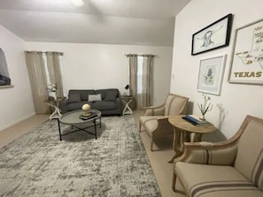 Living area - Spacious 3 Bedroom 2 Bath W/Private backyard (Killeen)