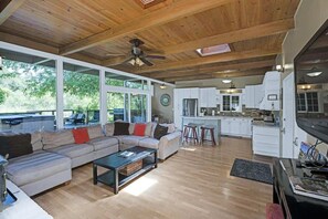 TV connectée, cheminée, table de tennis de table, livres