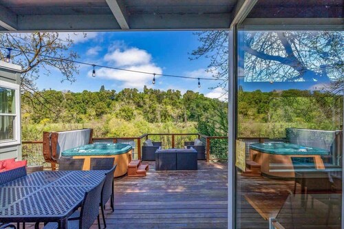 River View Lodge - Hot Tub and Tastings Included