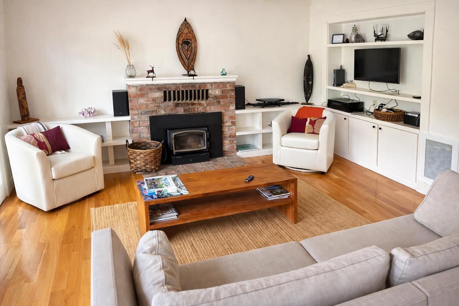 Smart-TV, peis, bøker og stereoanlegg