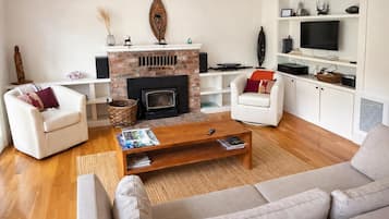 Smart-TV, peis, bøker og stereoanlegg