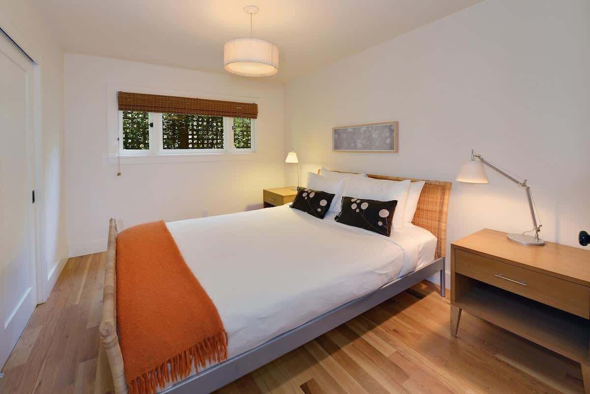 2 bedrooms, desk, iron/ironing board, travel cot