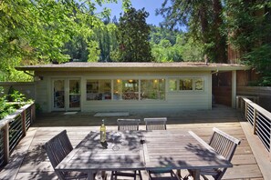 Outdoor dining - Redwood River House | Wine Tastings Included (Healdsburg)