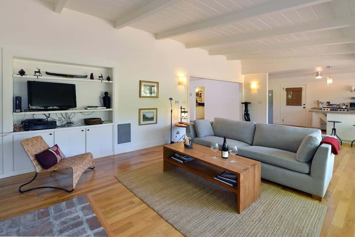 TV connectée, cheminée, livres, chaîne hi-fi