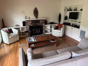 Smart TV, fireplace, books, stereo