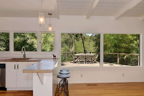 Redwood Riverfront - Hot Tub and Tastings Included