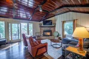 TV connectée, cheminée, livres