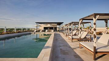 Piscine extérieure, parasols de plage, chaises longues