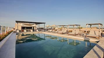 Piscine extérieure, parasols de plage, chaises longues