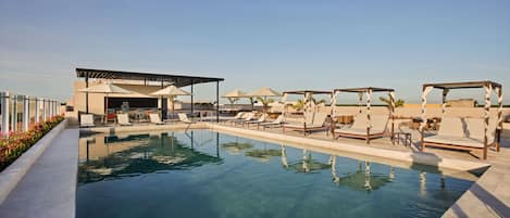 Piscine extérieure, parasols de plage, chaises longues