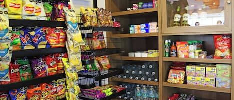 Egy rágcsálnivalók és különböző chipsfajták kínálatát felvonulató polc.