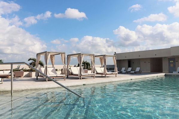 Piscine extérieure, accÚs possible de 8 h à 20 h, parasols
