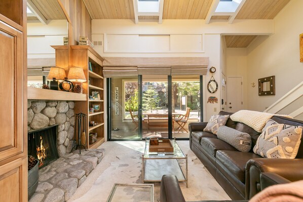 Smart TV, fireplace, table tennis