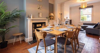 Spacious 2BR Reading Home w/ Garden & Sofa Bed