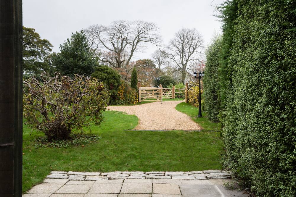 New Forest Luxury Cottage on a private estate. 2 bedroom. Hot tub.