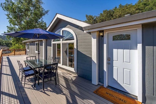 Calistoga Vineyard Getaway - Hot Tub and Tastings Included