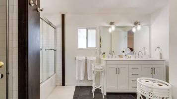 Douche, sèche-cheveux, shampoing