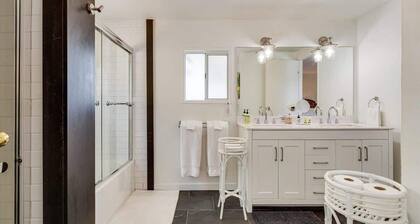 Calistoga Vineyard Getaway - Hot Tub and Tastings Included