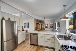 Jääkaappi, mikroaaltouuni, uuni, liesi