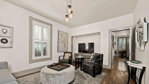 A living room with a fireplace, a television, and a sofa. - Healdsburg Plaza Gem-Hot Tub and Tastings Included (Healdsburg)
