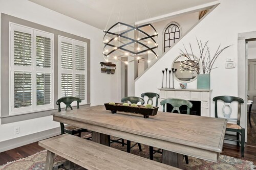 Historic Plaza Gem - Wine Tastings Included