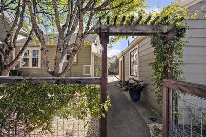 Healdsburg Plaza Gem | A Wine Country Escape