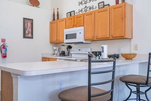 Fridge, microwave, oven, stovetop - 133 Beautiful 5BD Home With A Lake View! (Kissimmee)