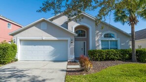 Exterior - 133 Beautiful 5BD Home With A Lake View! (Kissimmee)