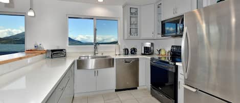 Refrigerador, microondas, horno y parrilla de estufa