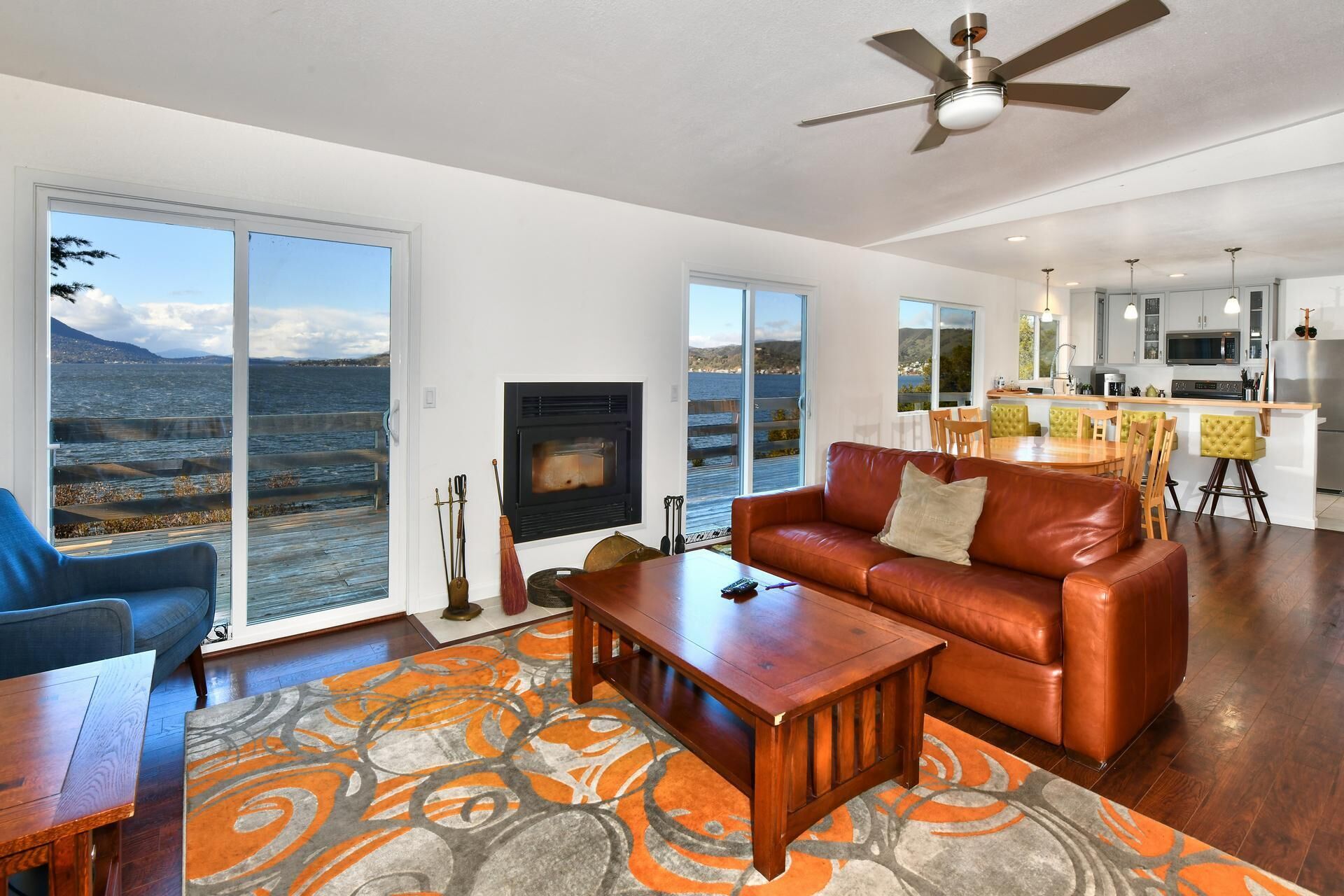 Una Smart TV, una chimenea, libros