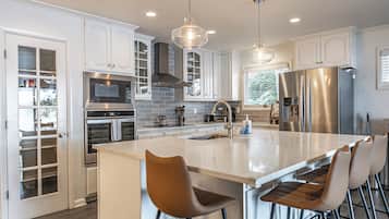 Matbord och köksöar