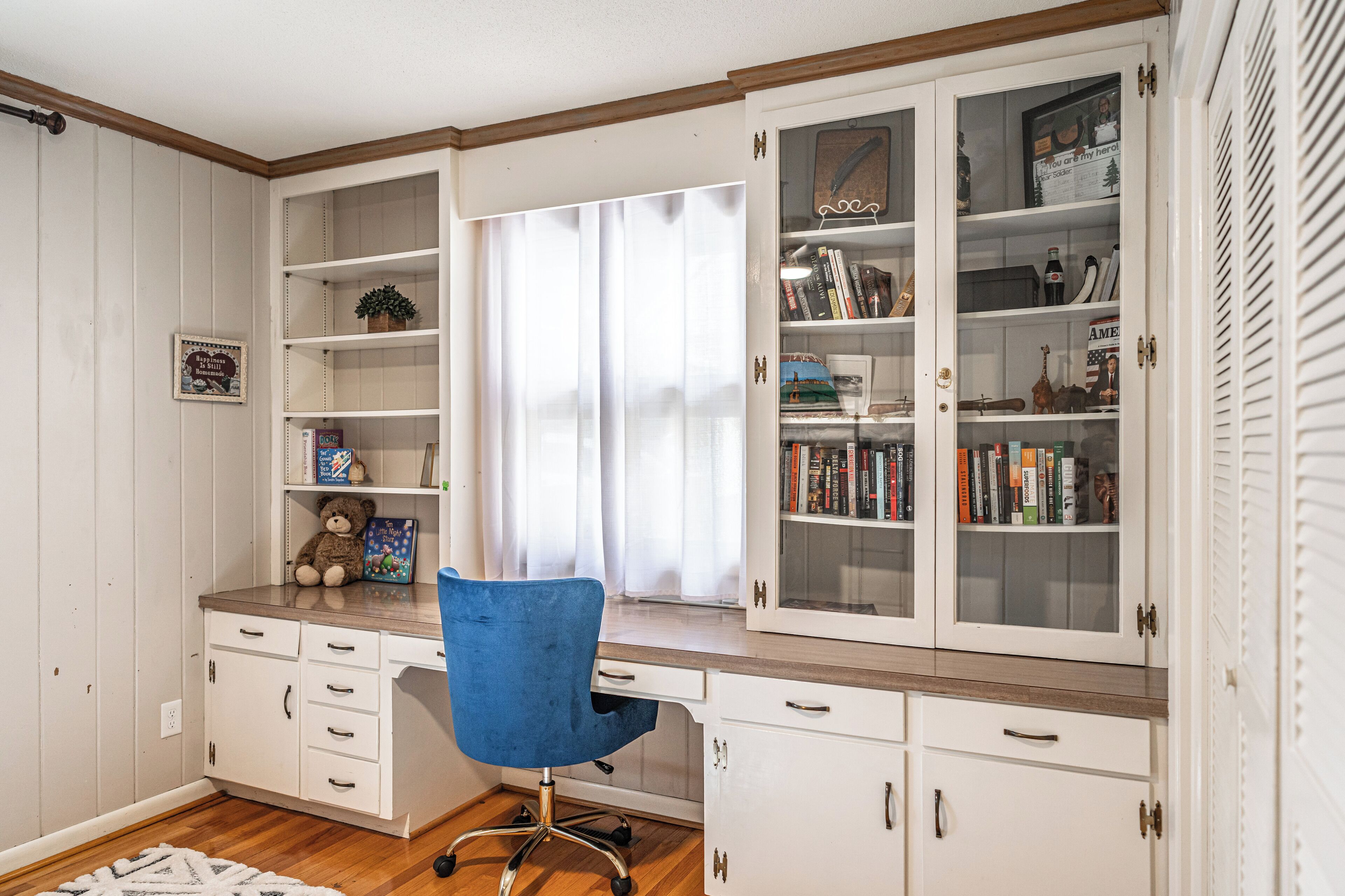 Une salle d’étude équipée d’un bureau, d’une chaise et d’une bibliothèque.