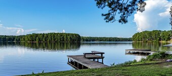 Lakefront Retreat Mins to Golf! Sleeps 8 guests!