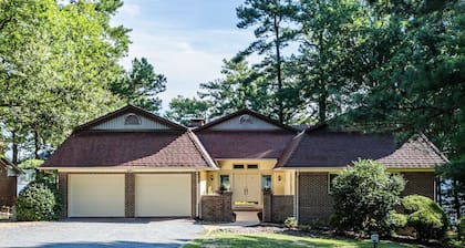 Lakefront Retreat Mins to Golf! Sleeps 8 guests!