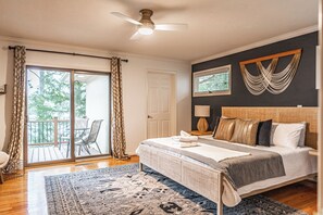 4 bedrooms, travel crib, WiFi, bed sheets - Lakefront Retreat Mins to Golf! Sleeps 8 guests! (Whispering Pines)