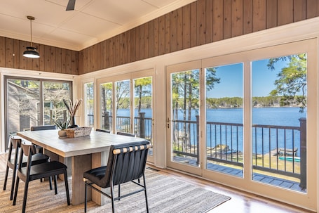 Restauration. Lakefront Retreat Mins to Golf! Sleeps 8 guests!