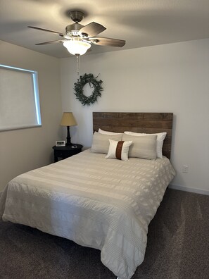 3 bedrooms, iron/ironing board, travel cot, free WiFi - Clean, Cozy, Lake Home. Family, Pet and Outdoorsman Oasis. Winter access. (Harvey)