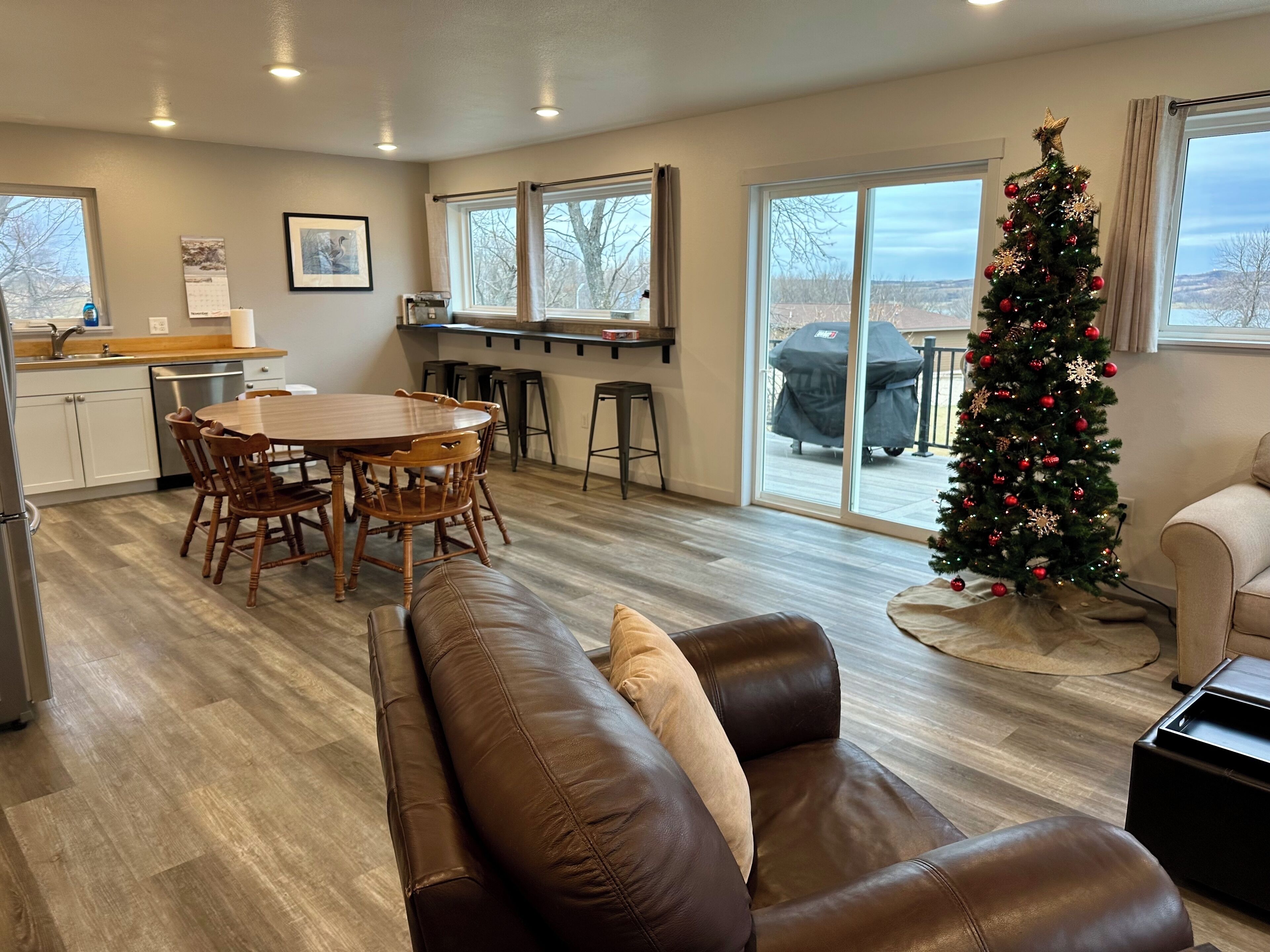 智能电视、壁炉、书