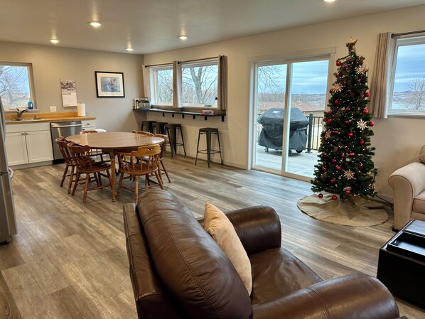 Smart-TV, peis og bøker