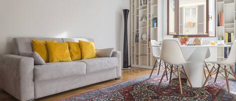 Comfort appartement | Woonruimte | Een 42-inch flatscreentelevisie met digitale zenders