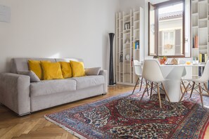 Comfort Apartment, 2 Bedrooms, City View (Via Pioppette 3) | 거실 공간 | 디지털 채널 시청이 가능한 42인치 평면 TV