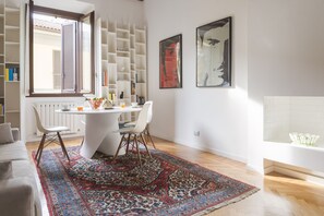 Comfort Apartment, 2 Bedrooms, City View (Via Pioppette 3) | Oppholdsområde | En 42-tommers Flatskjerm-TV med digitale kanaler