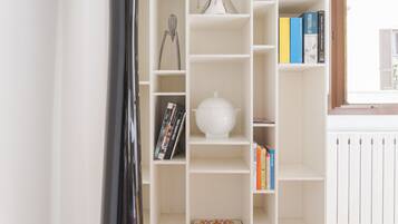 Comfort Apartment, 2 Bedrooms, City View (Via Pioppette 3) | Wohnbereich | 42-Zoll-Flachbildfernseher mit Digitalempfang