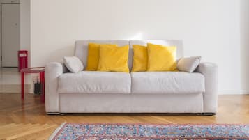 Comfort Apartment, 2 Bedrooms, City View (Via Pioppette 3) | 起居区 | 42-英寸纯平电视(配备数码频道)