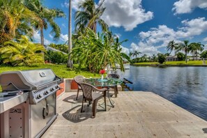 Outdoor dining - Cape Coral - Villa del Sol - Huge pool! Office! Shuffleboard! (Cape Coral)