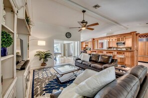 Smart TV, offices - Cape Coral - Villa del Sol - Huge pool! Office! Shuffleboard! (Cape Coral)