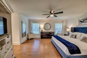 3 bedrooms, desk, iron/ironing board, travel cot - Cape Coral - Villa del Sol - Huge pool! Office! Shuffleboard! (Cape Coral)