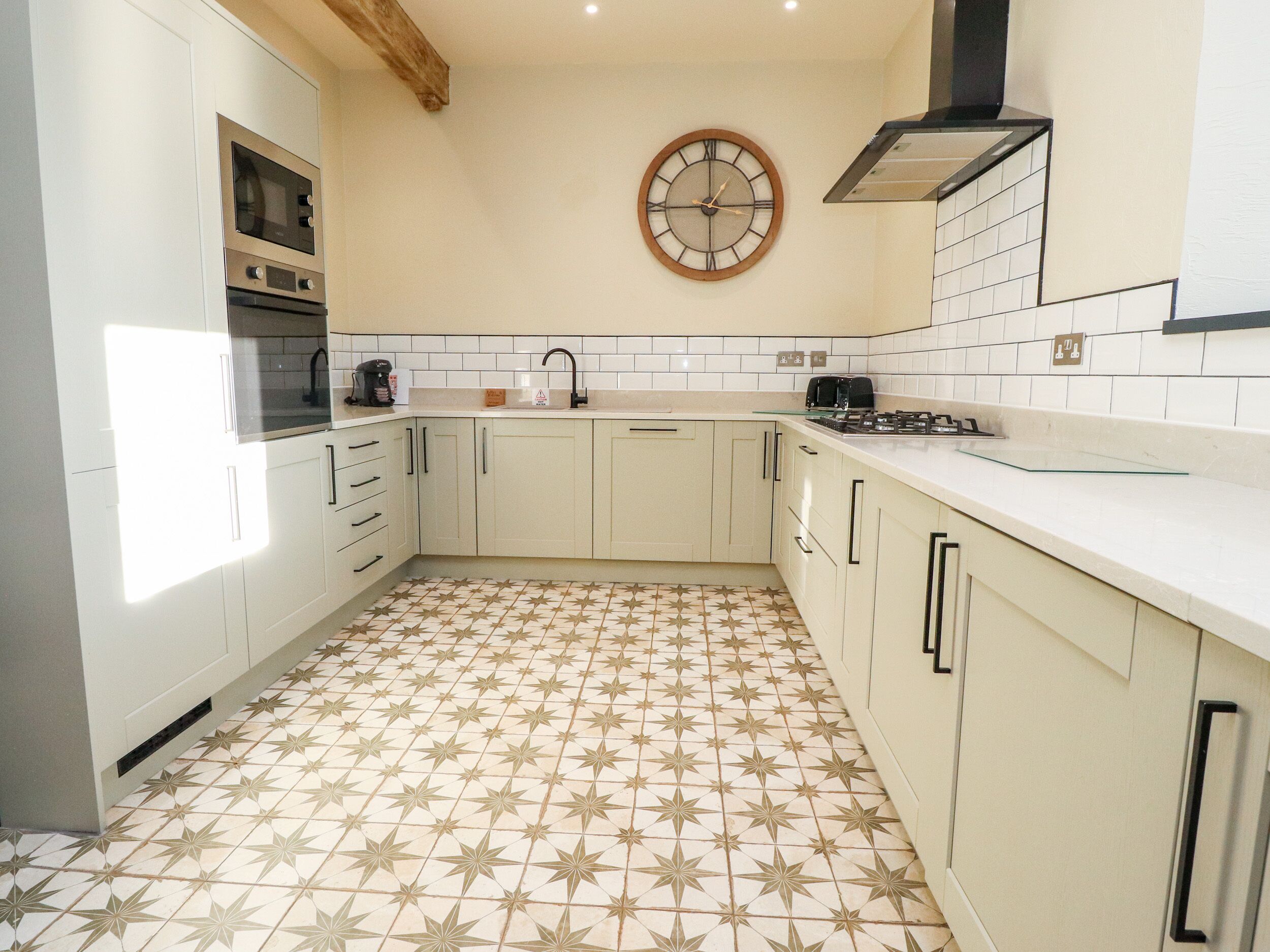 Frigorífico, lavavajillas, hervidor eléctrico y tostadora